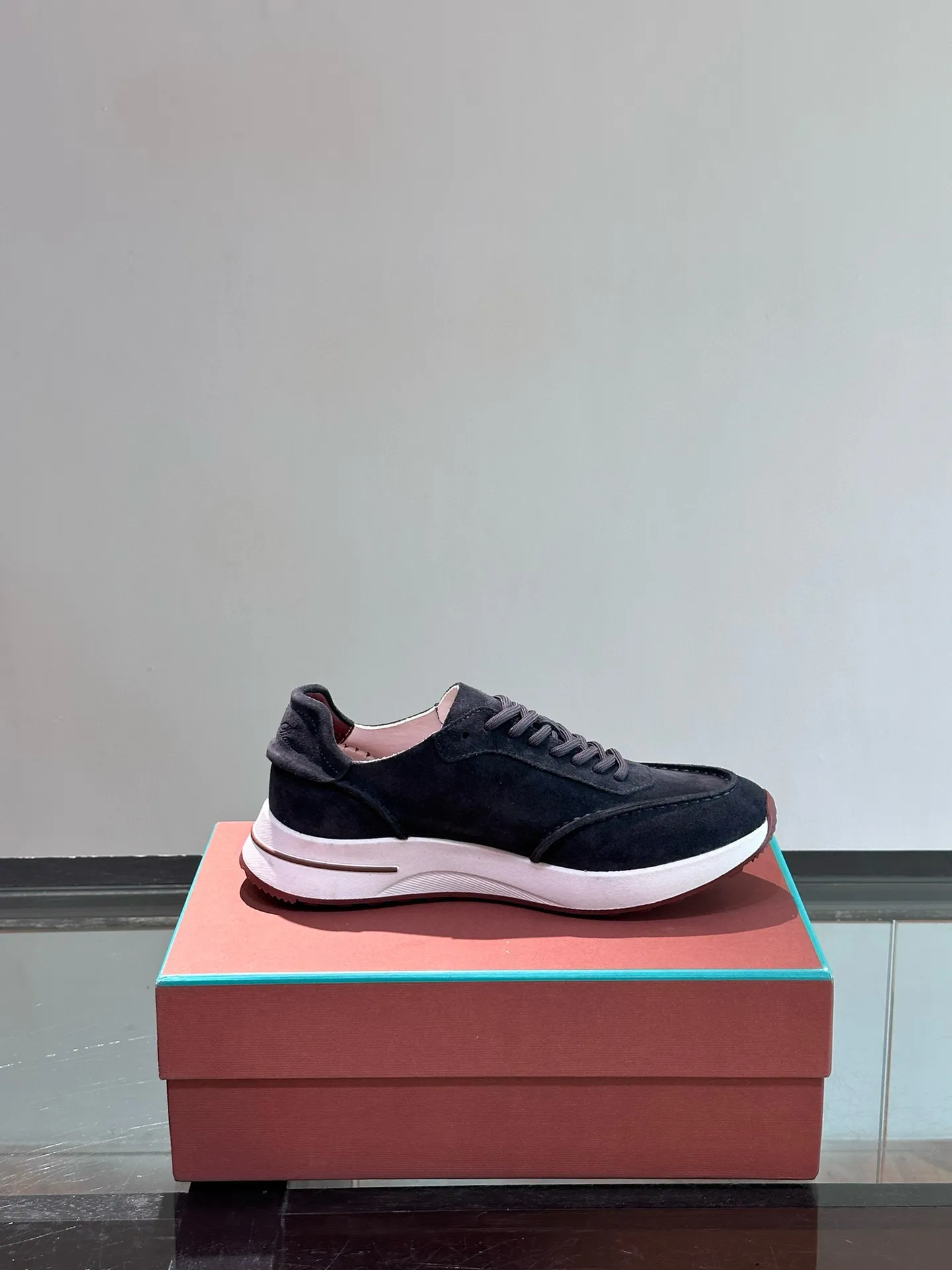 Factory price: 540💰Loro men's shoes💰iana niche Loro classic jogging shoes, men's lace-up casual shoes and sneakers, high-quality lightweight and comfortable fabrics, suitable for outdoor leisure, the color scheme is young and energetic, and it looks great with sportswear or casual suits! Size: 39-46 (customized sizes of 45 and 46 are non-refundable)